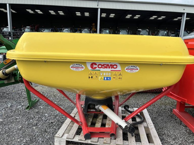 Cosmo V800 Fertiliser Spreader
