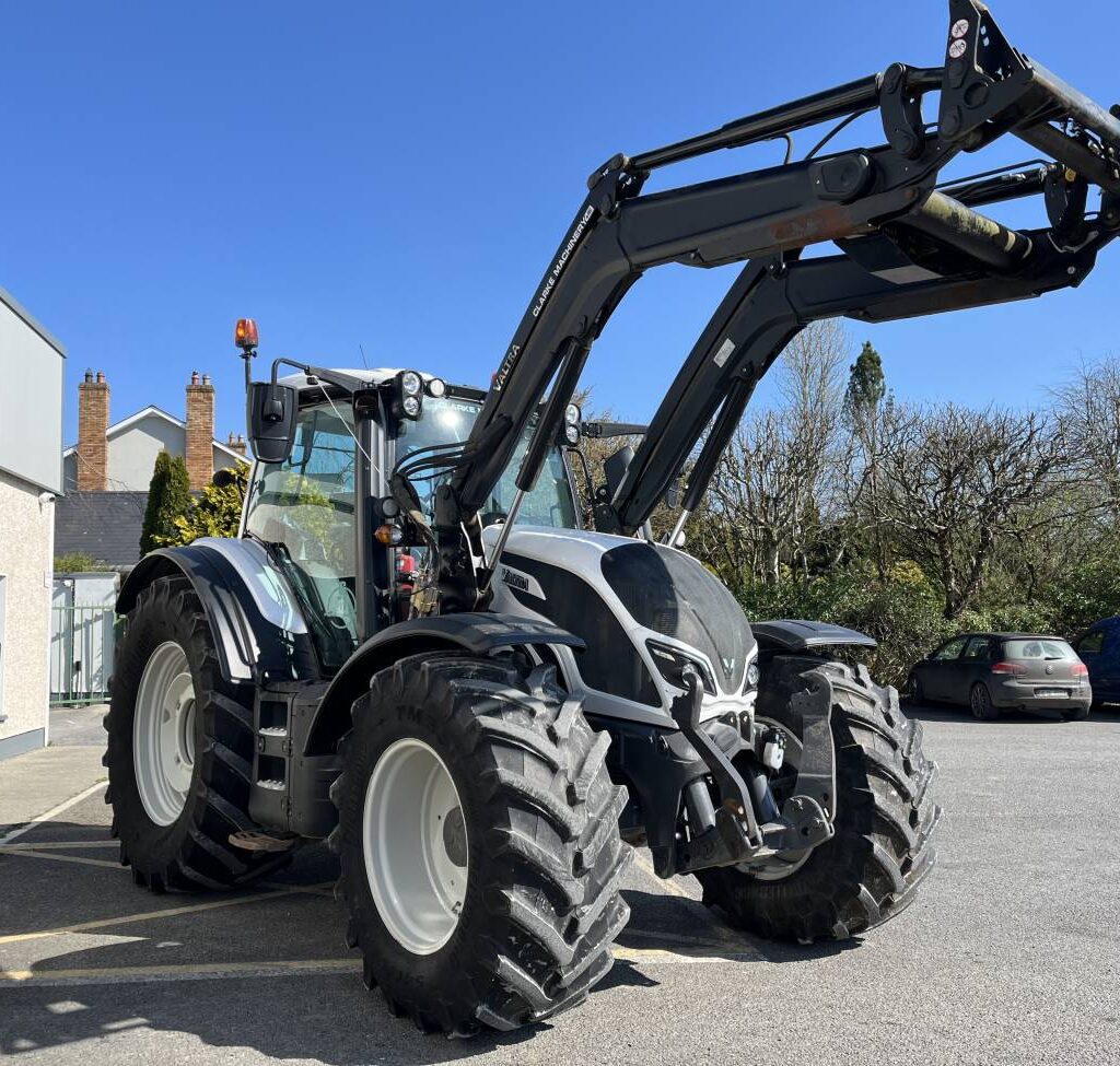 Valtra N174 Versu c/w G5s Loader