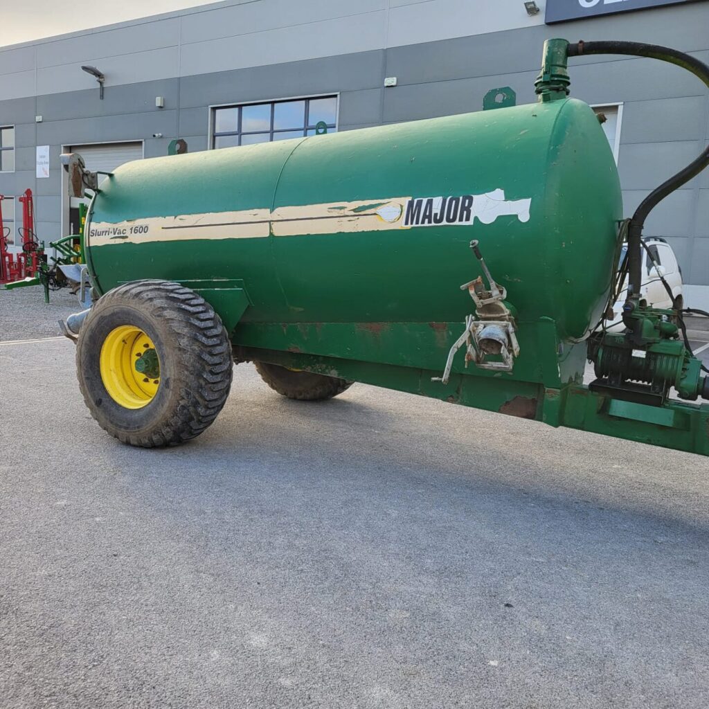 Major 1600 Gallon Painted Slurry Tank