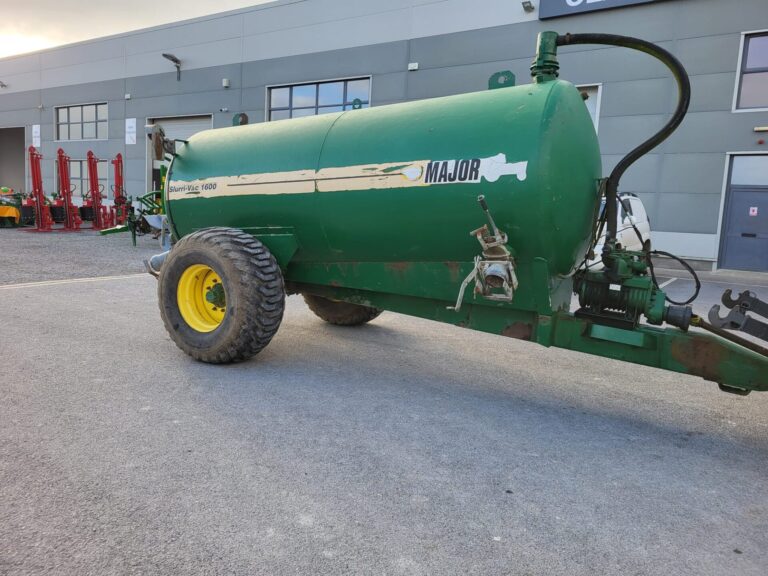 Major 1600 Gallon Painted Slurry Tank