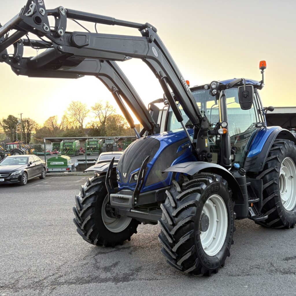 Valtra N174A Tractor c/w G5S Loader