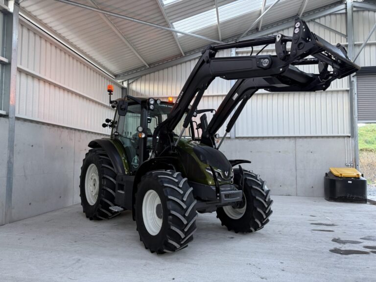 Valtra G135 c/w G4S Loader