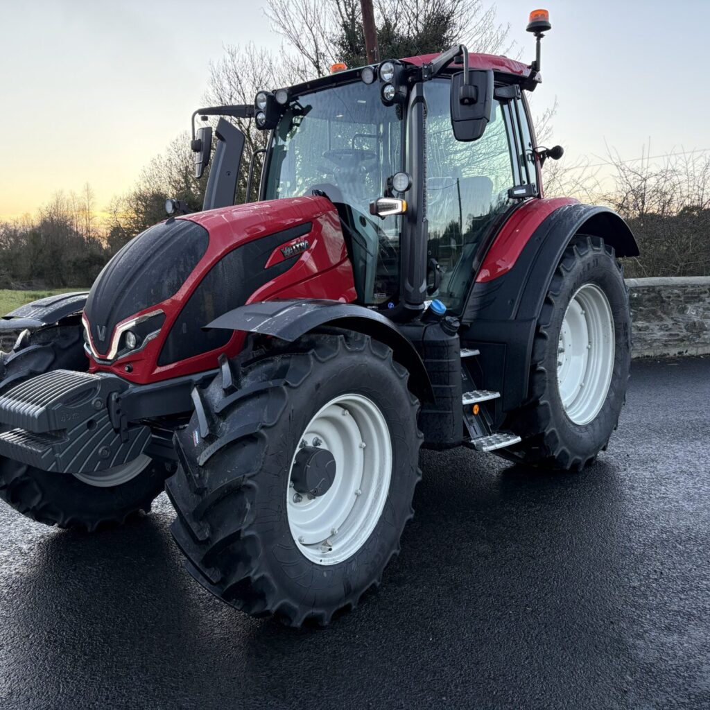 Valtra N135 Active Tractor
