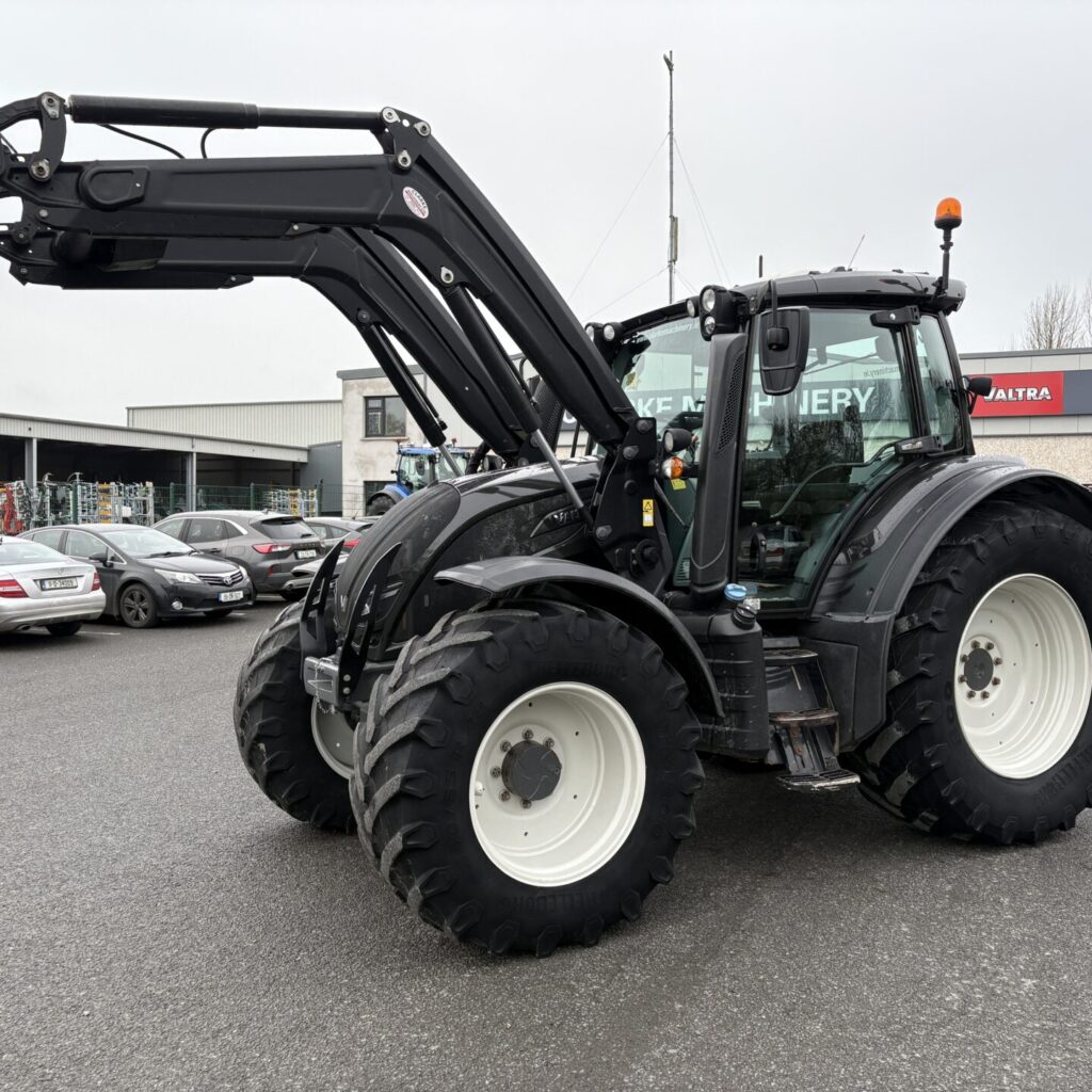Valtra N174 Versu Tractor