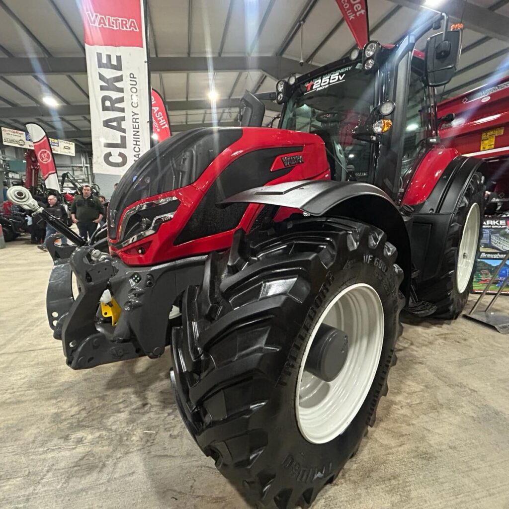 Valtra T255 Versu Tractor