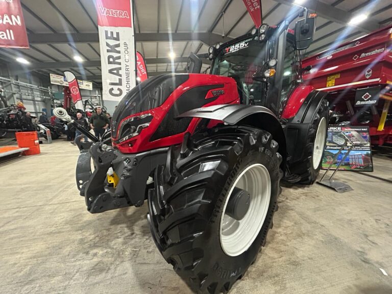 Valtra T255 Versu Tractor