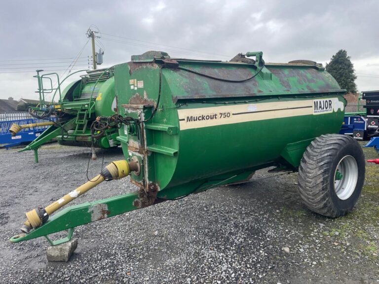 Major Muckout 750 Standard 7.5 CU Yard Single Axle Rotary Rotary Side Discharge Muckspreader