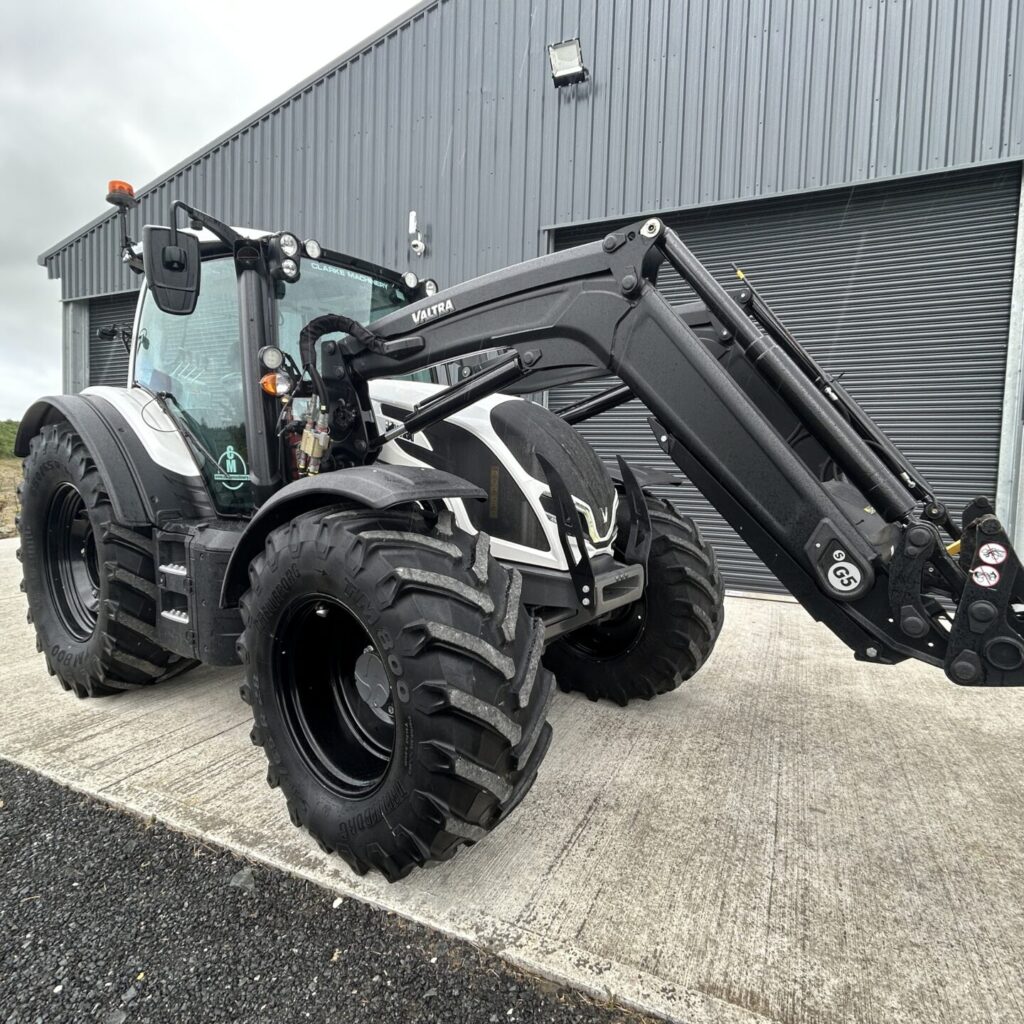 Valtra N175 Active with G5s Loader