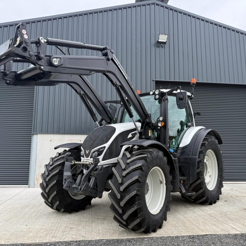 Valtra N174 Versu c/w G5s Loader